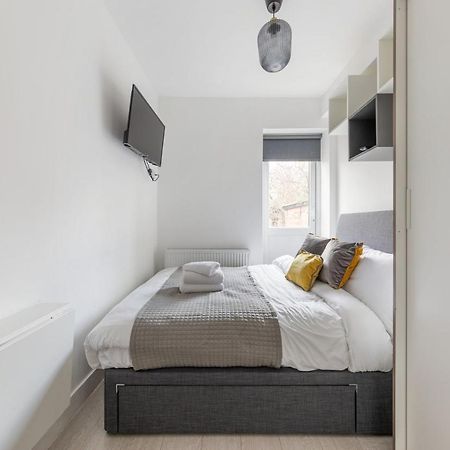 Functional Double With An Ensuite Toilet And Shower Near Tube And Bus Stations Londres Exterior foto