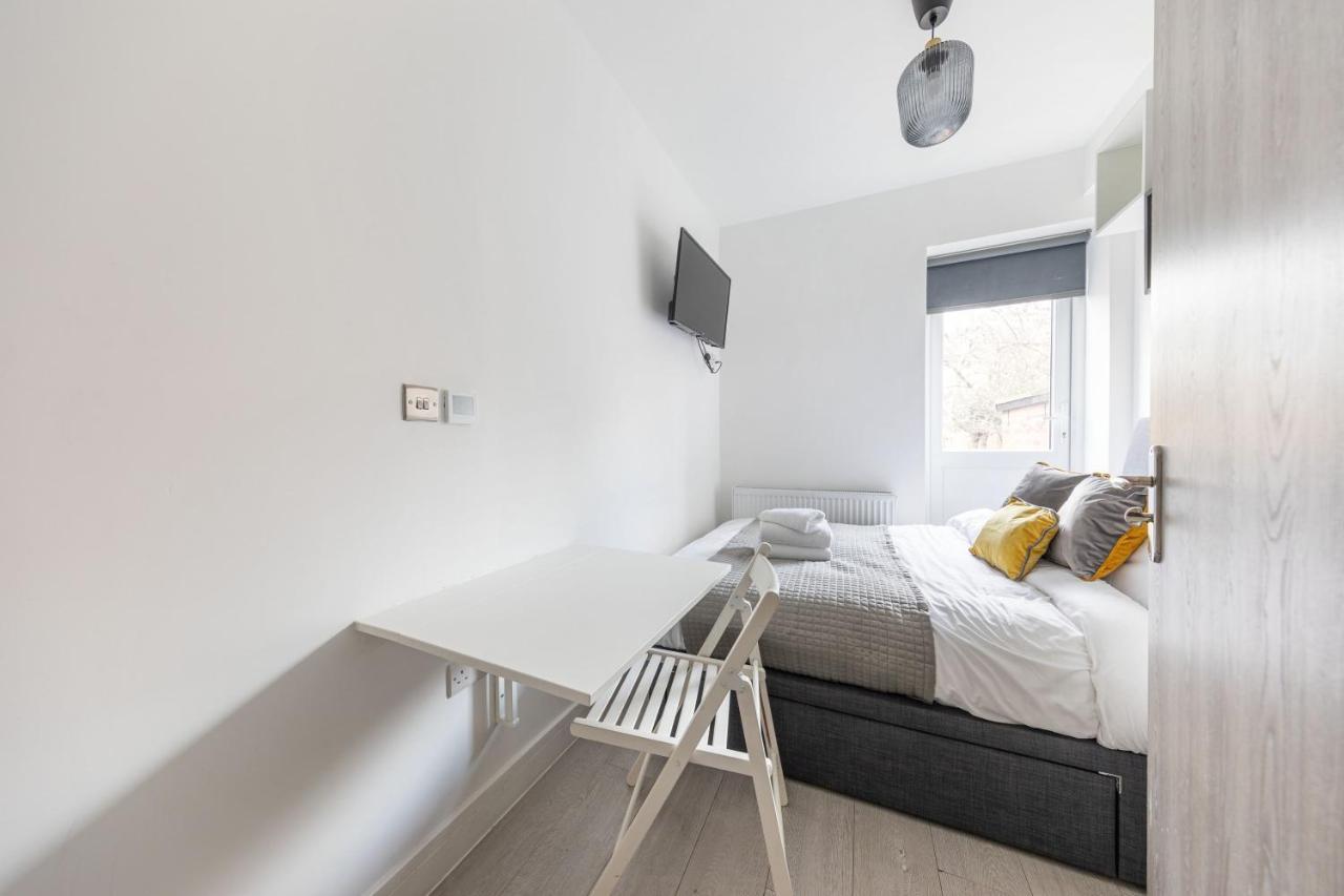 Functional Double With An Ensuite Toilet And Shower Near Tube And Bus Stations Londres Exterior foto