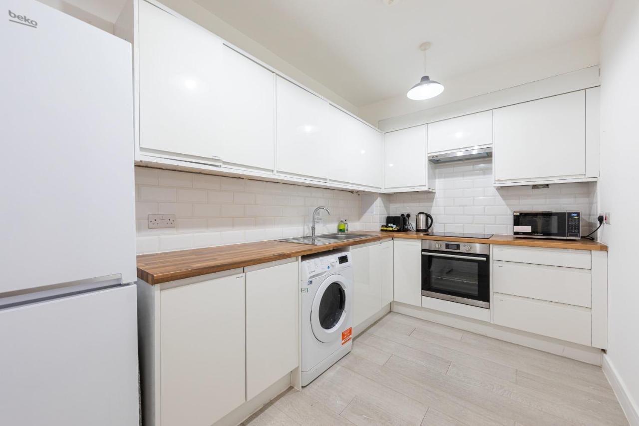 Functional Double With An Ensuite Toilet And Shower Near Tube And Bus Stations Londres Exterior foto